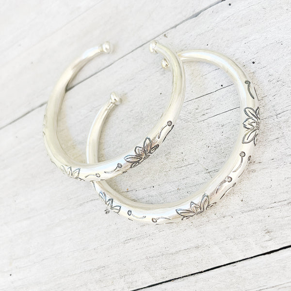 SILVER FLOWER ETCHED CUFF BANGLE